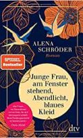schroeder-junge-frau-am-fenster-stehend-abendlicht-blaues-kleid